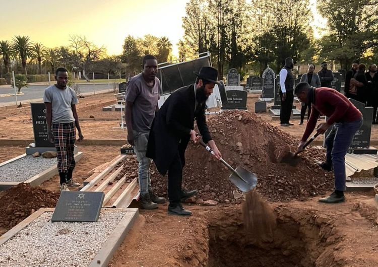 מרגש: נצר אחרון ממשפחתו נקבר בקבורה יהודית בנמיביה